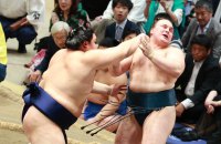 Аонішікі поступився Оносато в сутичці за Кубок імператора Aki Basho