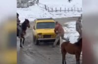 Двоє мешканців Чернівецької області напали з сокирою на працівників ТЦК