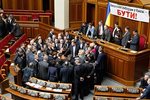 Оппозиция продолжает блокирование Рады
