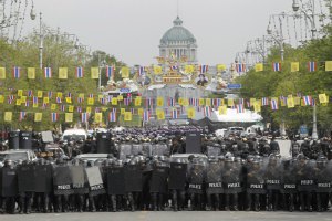 В Бангкоке полиция вытеснила протестующих из правительственного квартала  