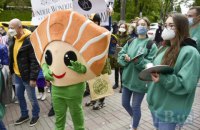 Возле Кабмина устроили митинг с требованием разрешить работу ресторанов