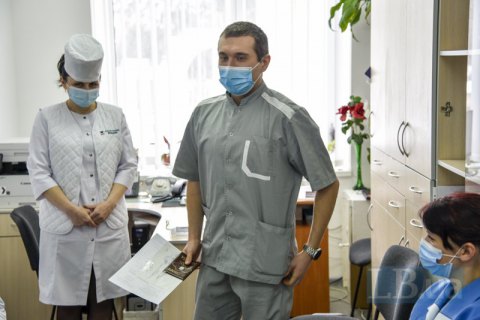Щеплені і щасливі. Як в Україні розпочалася вакцинація від ковіду 