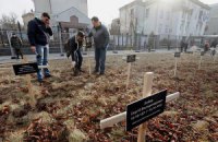Біля посольства РФ у Києві встановили 30 хрестів