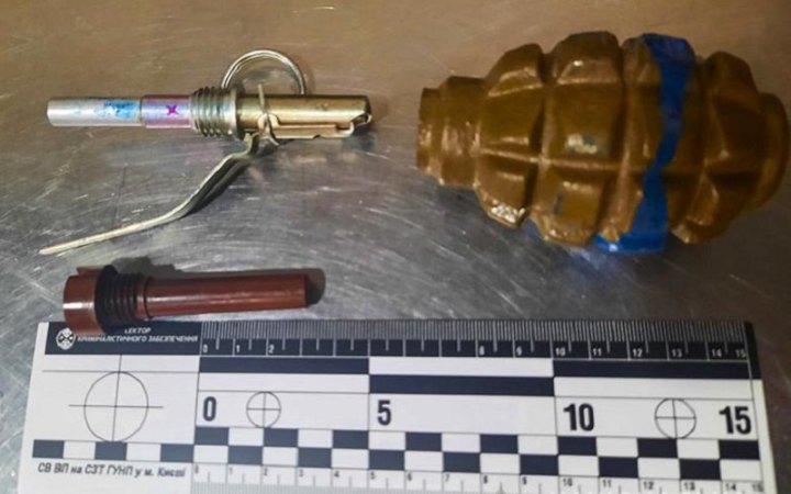 ​У Києві на залізничному вокзалі затримали чоловіка з прив'язаною до живота гранатою