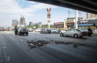 От путепровода возле метро "Осокорки" в Киеве отвалились куски бетона