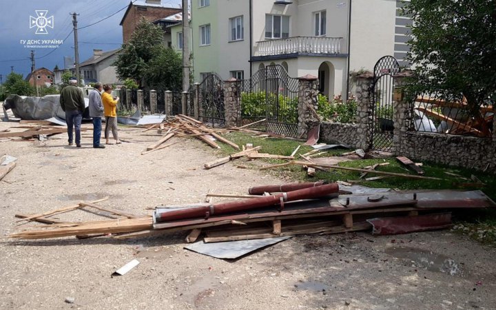 Сильний вітер пошкодив понад десяток будинків на Тернопільщині