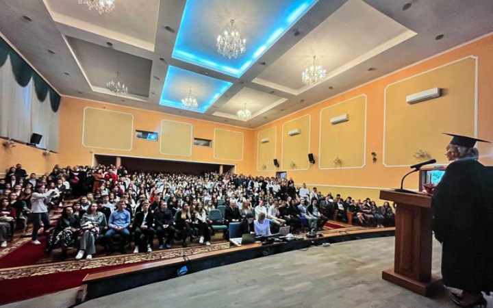 ​Кабмін дозволив студентам від 18 до 22 років виїжджати за кордон у межах освітньої академічної мобільності