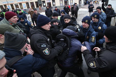 Суд призначив портретну експертизу й експертизу відео у справі про бійку біля Подільського відділення поліції