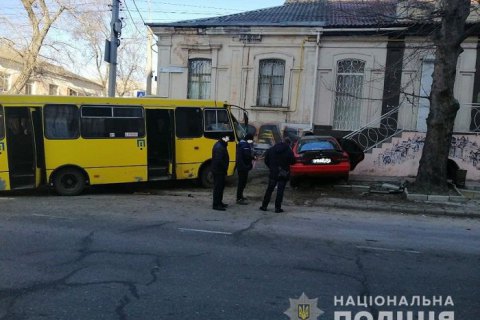 В Херсоне маршрутка с пассажирами вылетела на тротуар и смяла легковой автомобиль