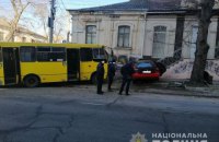 В Херсоне маршрутка с пассажирами вылетела на тротуар и смяла легковой автомобиль