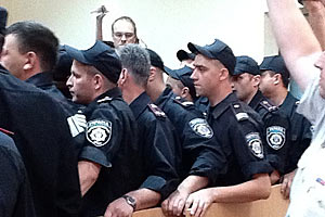 Депутатов не пропускают в зал суда
