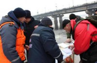 Киевские водолазы ищут в Днепре тело прыгнувшей с моста студентки