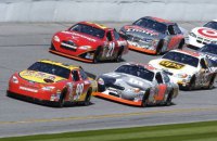 В первой же гонке сезона NASCAR состоялась грандиозная авария с участием 16 автомобилей
