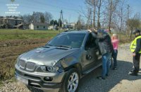 В Ивано-Франковске женщина на авто сбила патрульного и участников ДТП и скрылась с места происшествия