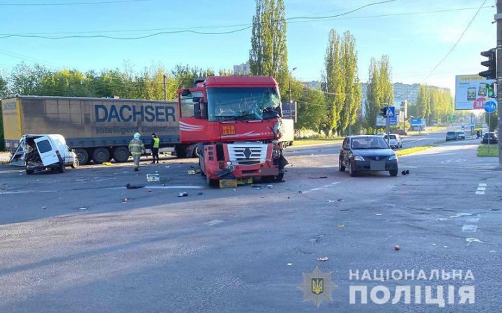 У Рівному зіткнулися вантажівка, маршрутка та два легкові авто. Відомо про 4 потерпілих