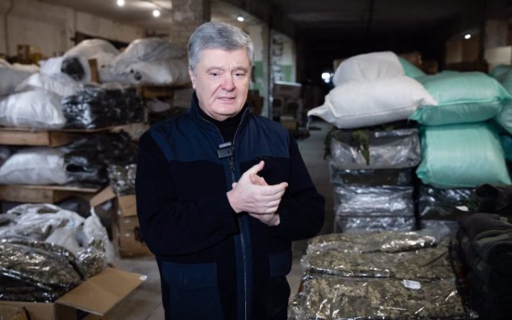 Порошенко повідомив про закупівлю великої партії зимової форми, яку передадуть на фронт
