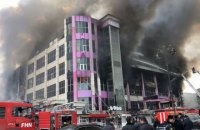 В столице Азербайджана горит 4-этажный торговый центр