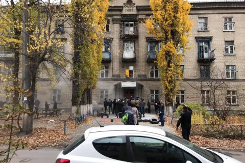 В Киеве задержали людей, которые пытались выселить жителей общежития   