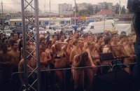 Киевляне мокли голыми под дождем ради скидки в торговом центре