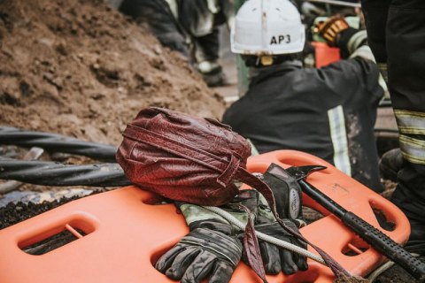 В Киеве во время прокладки электрокабеля рабочего засыпало землей