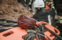 В Киеве во время прокладки электрокабеля рабочего засыпало землей