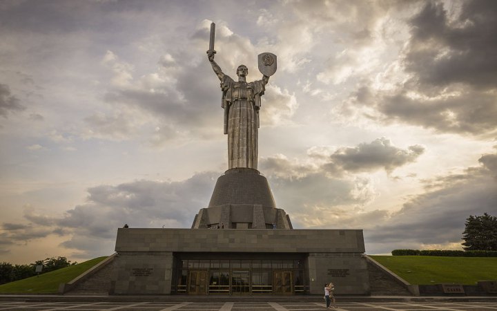 Герб СРСР з Батьківщини-матері можуть почати демонтувати приблизно через пів року, - Ткаченко