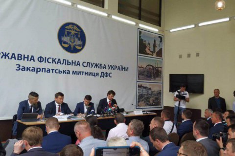 Зеленський попросив звільнитися керівників чотирьох західних митниць