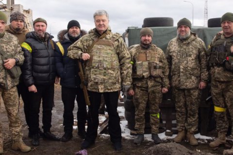 Порошенко передал оружие, рации и снаряжение бориспольской терробороне