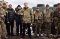 Порошенко передал оружие, рации и снаряжение бориспольской терробороне