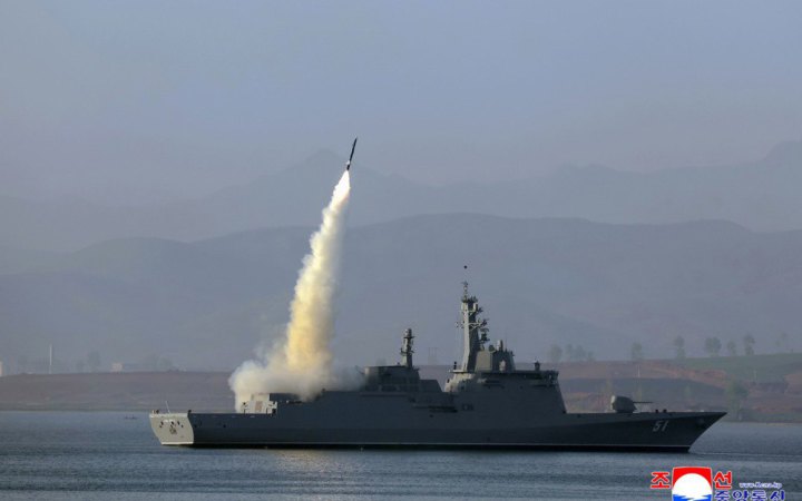 Північна Корея провела випробування ракет з нового військового корабля
