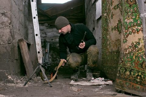 Бойцы на передовой самостоятельно покупают даже дерево для блиндажей