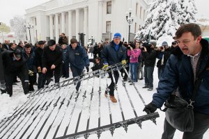 Милиция займется поврежденным забором возле Рады