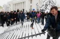 Милиция займется поврежденным забором возле Рады