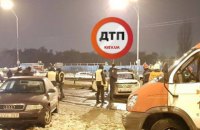 Возле станции метро "Лесная" в Киеве полицейский взорвал гранатой автомобиль (обновлено)