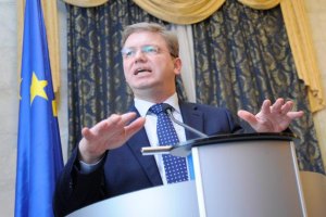Фюле: никто перед Украиной дверей не закрывал