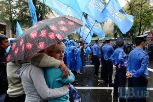 В Мариуполе возникла давка из-за бесплатных зонтиков от ПР