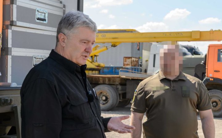 Порошенко передав 10-му армійському корпусу Сухопутних військ ЗСУ комплекс “Посейдонів”, техніку та обладнання