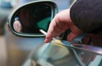 Рада намерена запретить курить за рулем