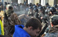 Біля Верховної Ради невідомі кидають димові гранати і петарди, розбили вікно (оновлено)