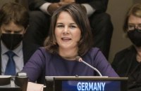 Бербок пообіцяла Україні подальшу допомогу з розмінуванням