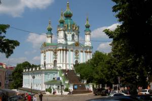 Под Андреевской церковью действуют попы-мошенники