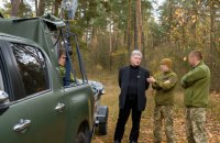Порошенко привіз техніку у підрозділ РЕБ