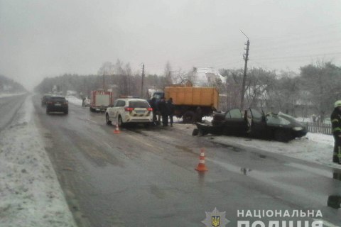 В Киевской области в ДТП из-за скользкой дороги  погибли трое людей, еще двое ранены