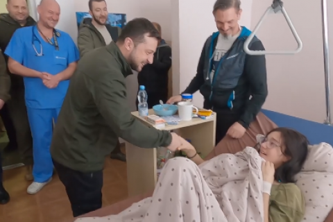 Зеленский посетил в больнице семью, попавшую под обстрел, покидая Ворзель
