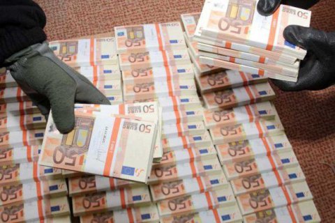 Чешский европарламентарий-коммунист задержан при попытке снять 350 млн евро