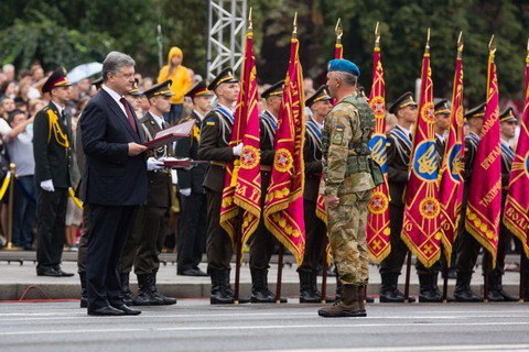 Порошенко произвел в генералы десять полковников