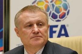 Суркис виляет собакой