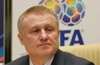Суркис виляет собакой