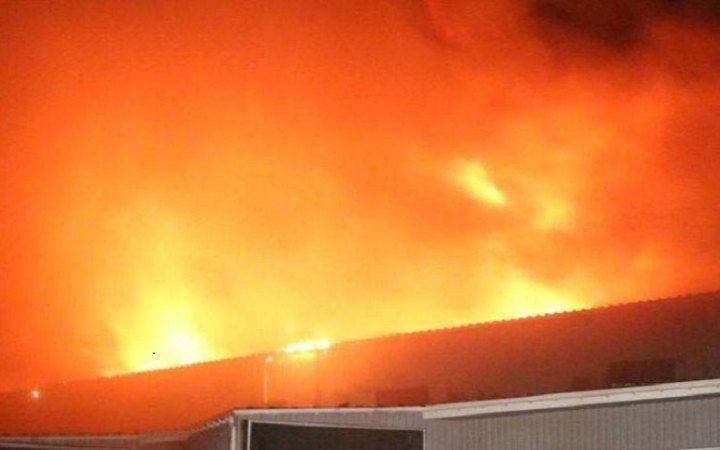 У Дніпрі внаслідок нічних обстрілів сталася сильна пожежа
