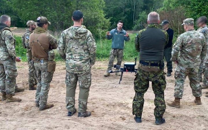 Оператори дронів-бомберів 412-ї бригади Nemesis двічі їздили на навчання НАТО в Естонії. Що їх вразило у 2025 і 2026 роках 